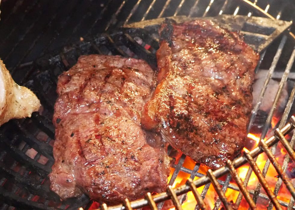 No no, the chicken has been placed above on an entirely separate grill